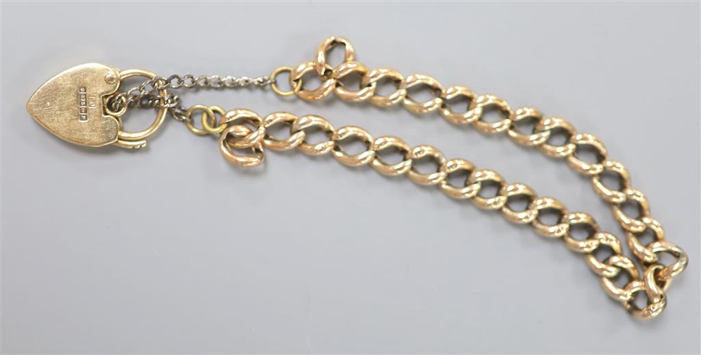 A 9ct gold curblink bracelet, with heart shaped padlock clasp, approx. 17cm, gross 9.5 grams.